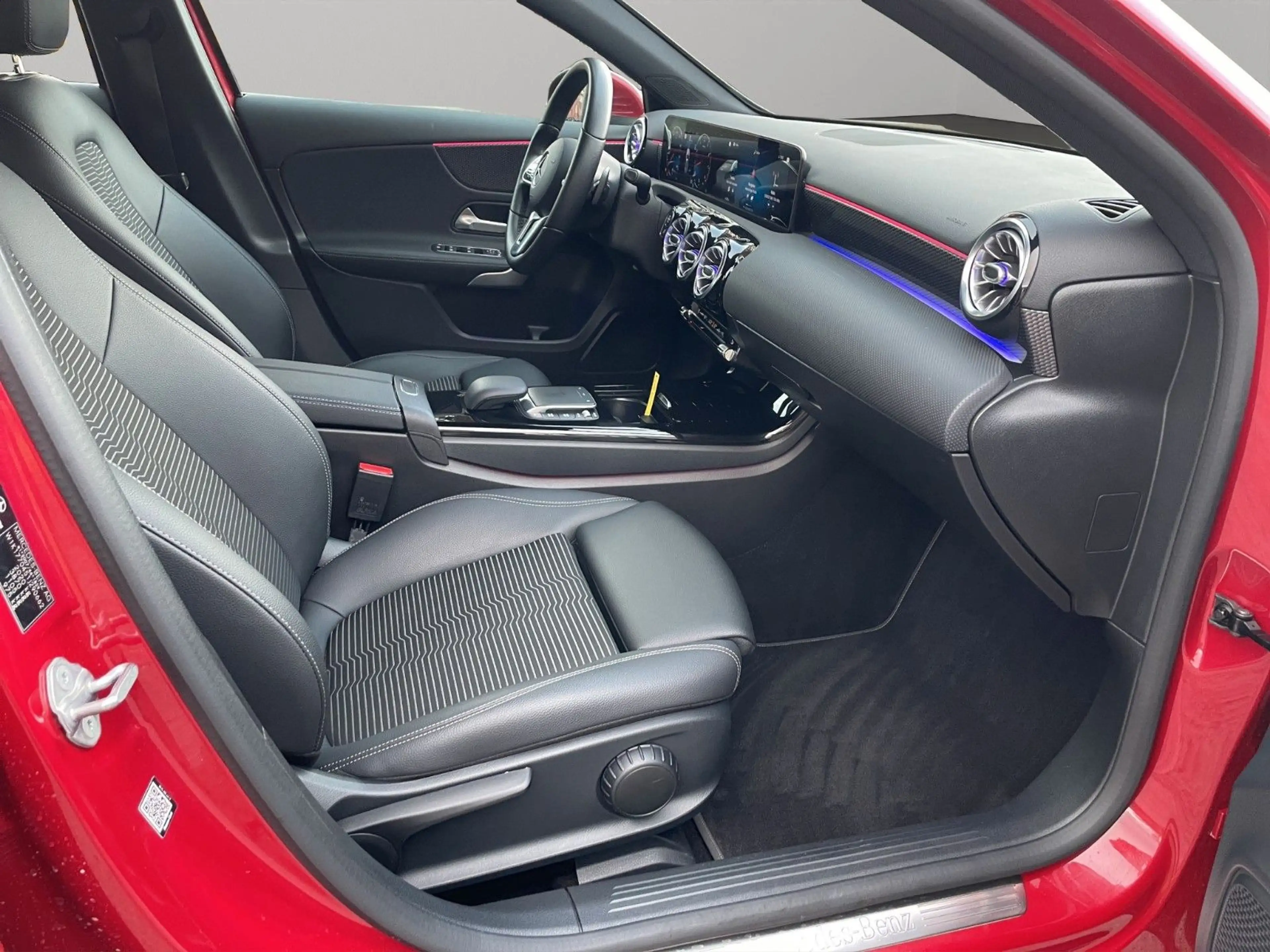 Mercedes-Benz A 220 Progressive 4 Matic SHZ NAV TEMP LED AMBIE — photo 11