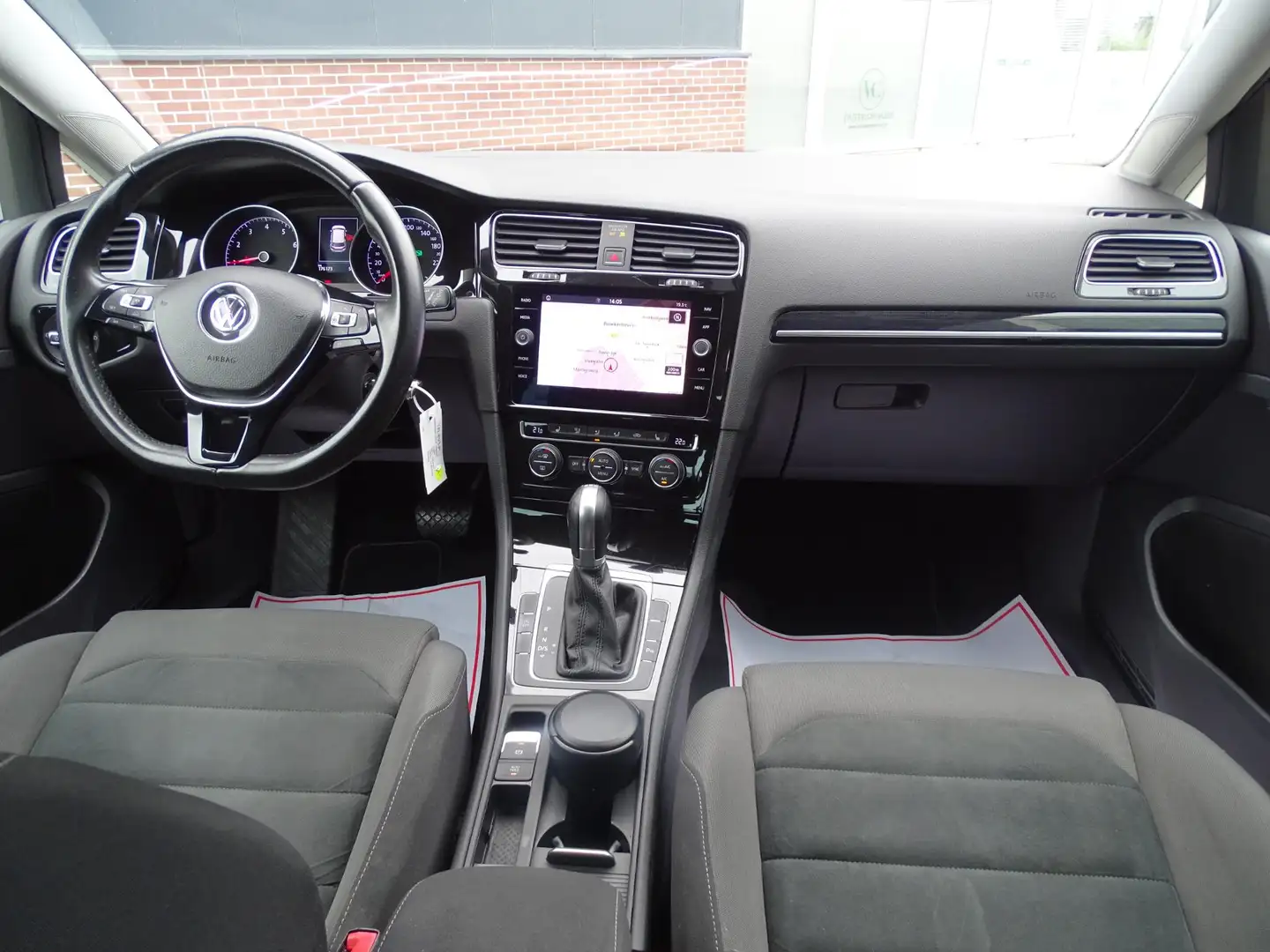 Volkswagen Golf 1.5 TSI Highline Business R AUTOMAAT|NAVIGATIE|PAR Zwart - 2