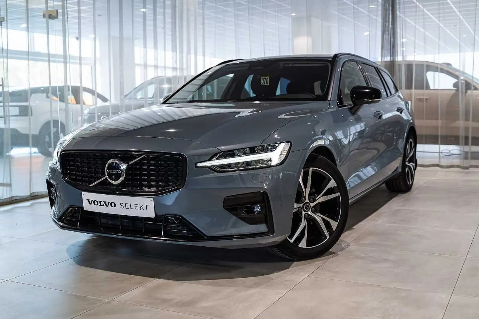 Volvo V60 II Plus, B4 mildhybrid, Diesel, Dark Grijs - 1