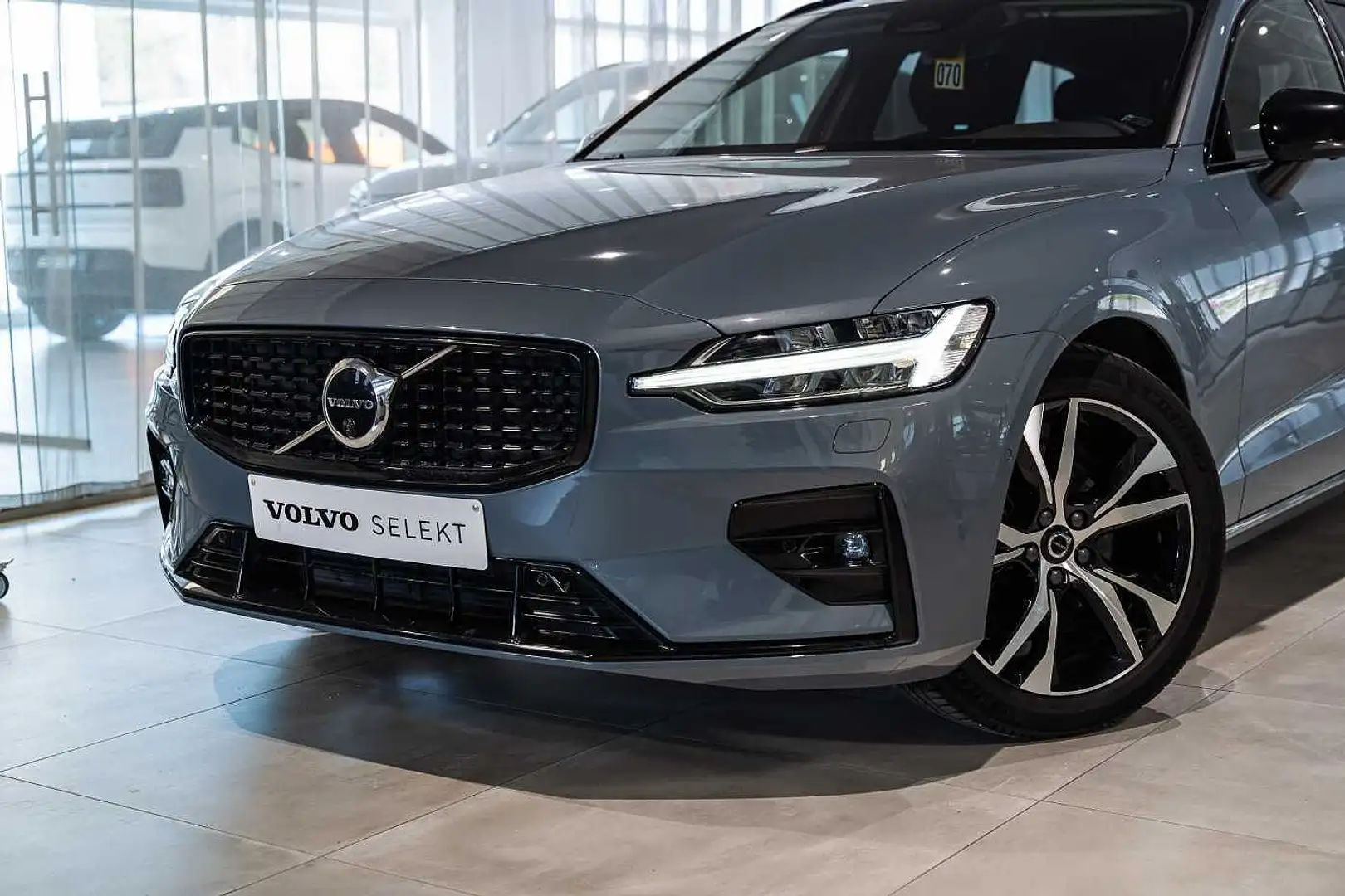 Volvo V60 II Plus, B4 mildhybrid, Diesel, Dark Grijs - 2