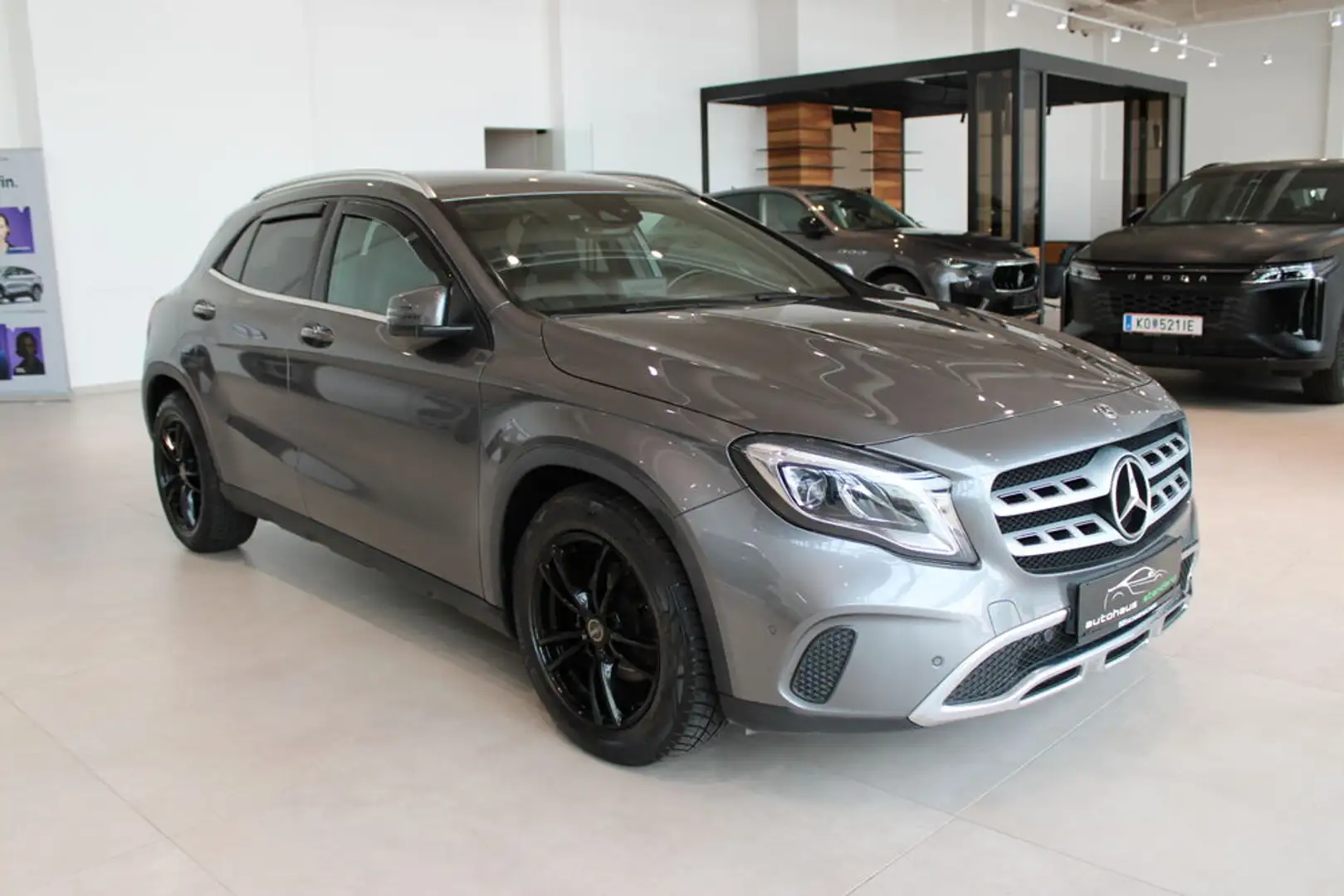 Mercedes-Benz GLA 180 Aut. **KOMFORT & STYLE** Grau - 1