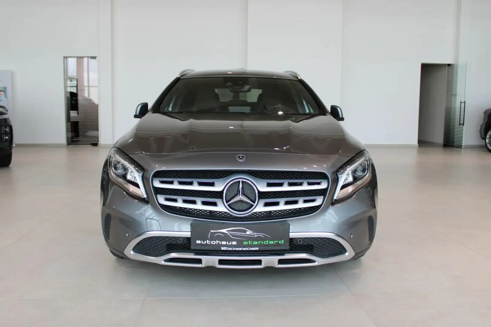 Mercedes-Benz GLA 180 Aut. **KOMFORT & STYLE** Grau - 2