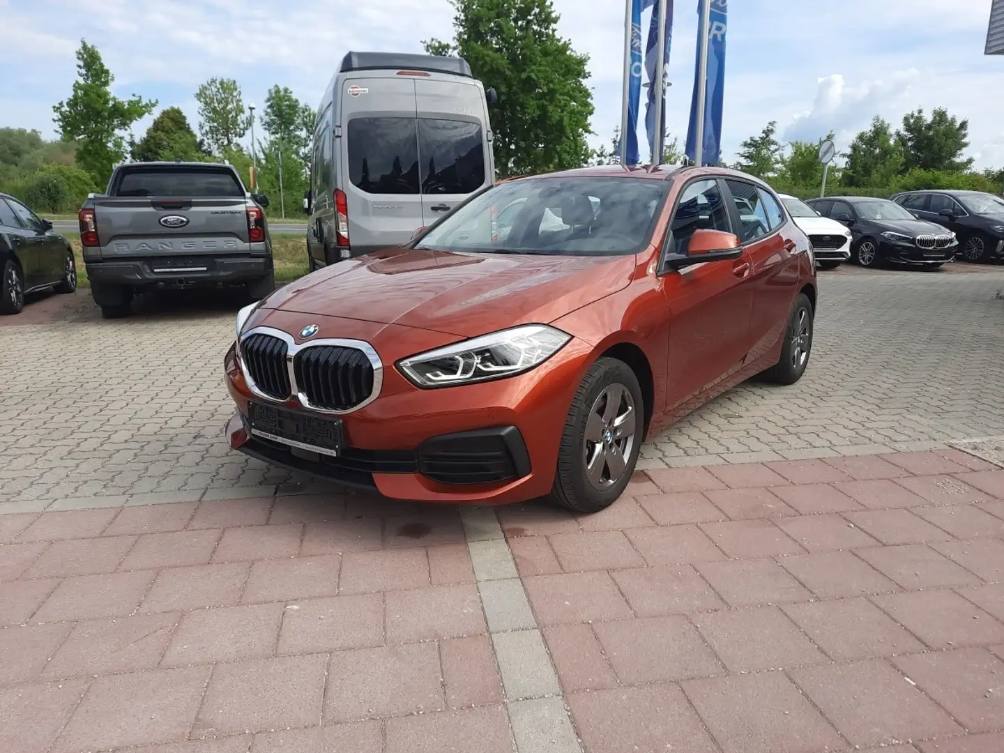 BMW 118 i Navi Kamera Sportsitze Teilleder SHZ DAB Orange - 2