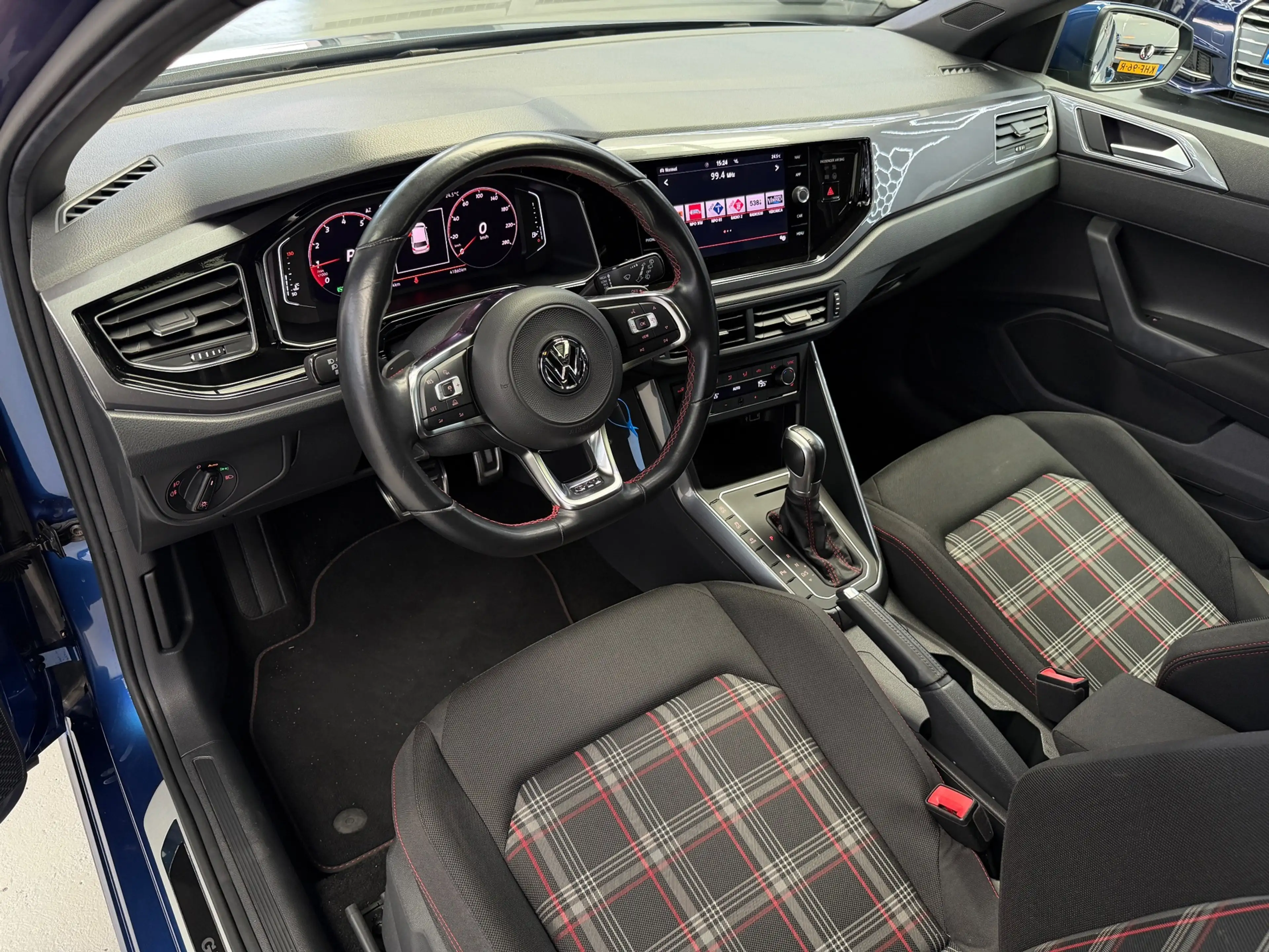Volkswagen Polo GTI 2.0 TSI CarPlay Panorama — photo 3