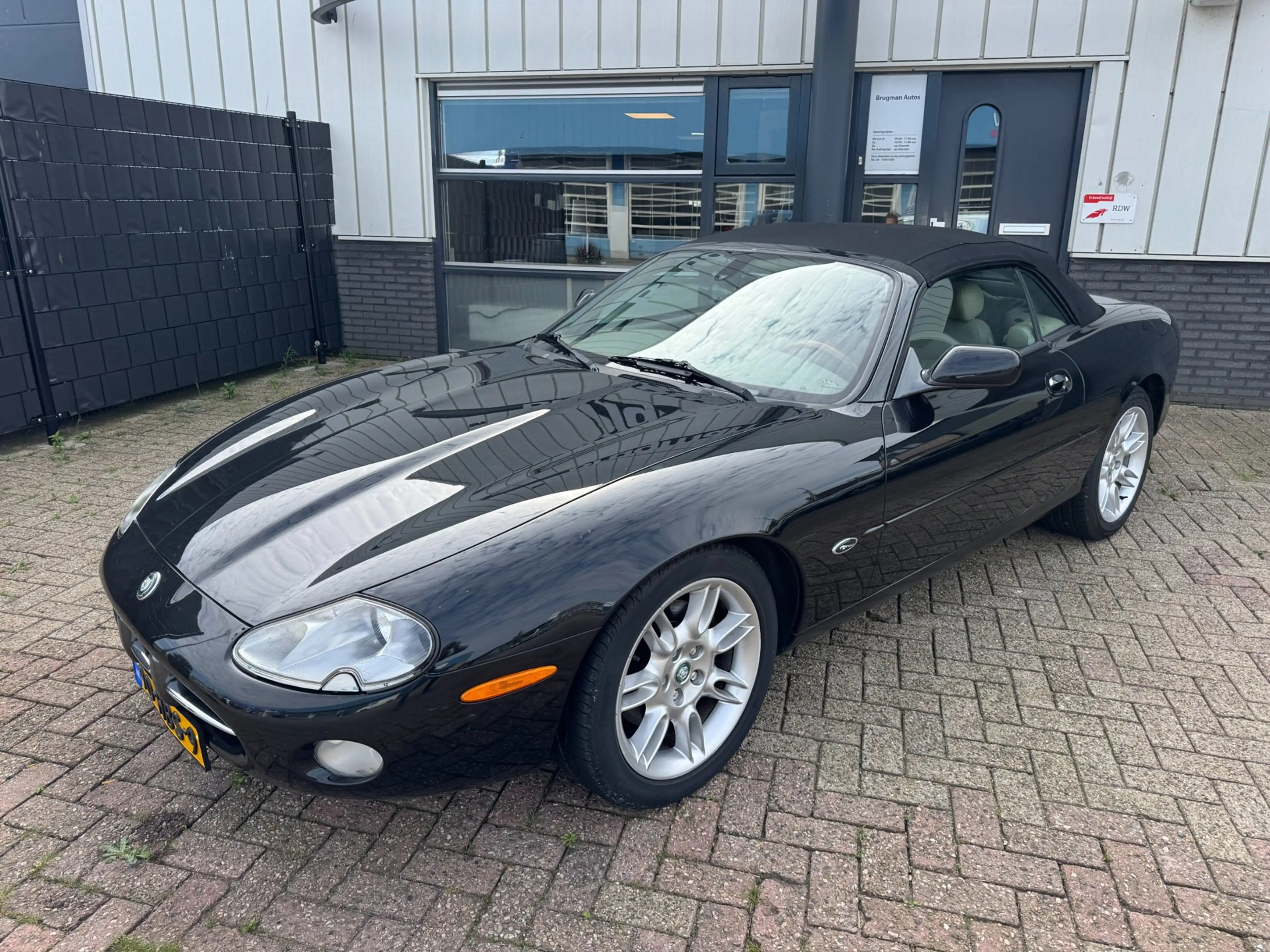 Jaguar XK8 4.0 V8 Convertible — photo 11