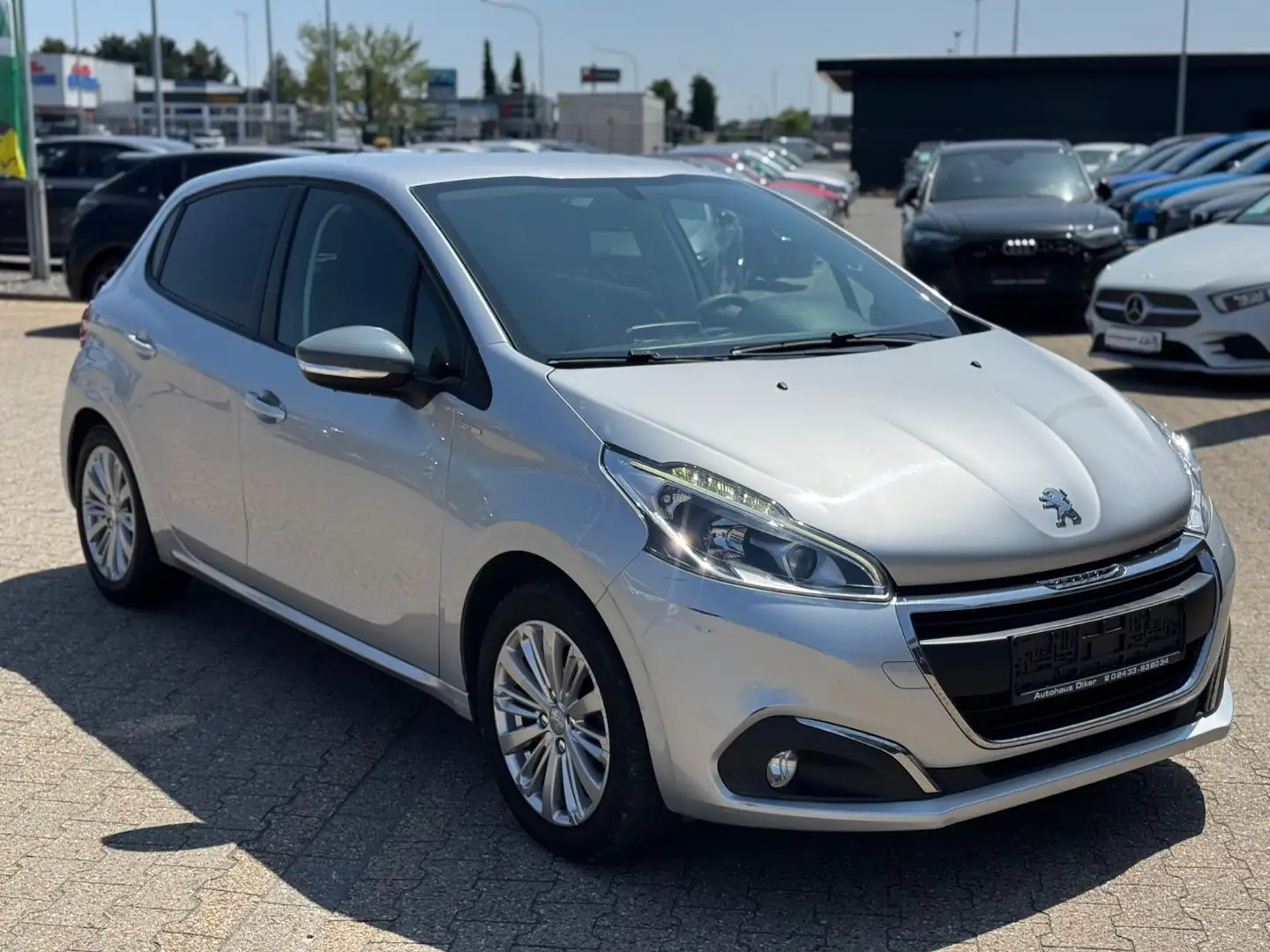 Peugeot 208 Style Euro6,Navi,Klima Grau - 2