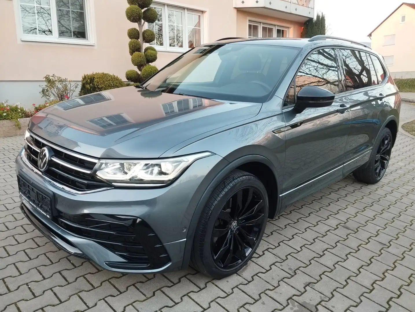 Volkswagen Tiguan Allspace R-Line 4Motion, Navi, AHK,Kamera Grau - 1