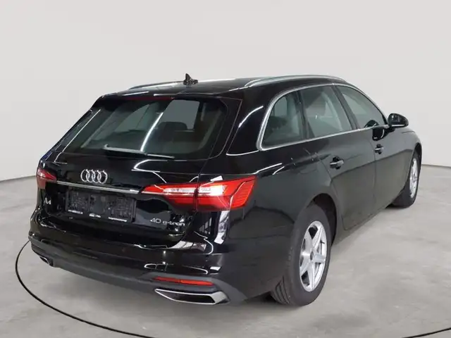 Audi A4 view 4