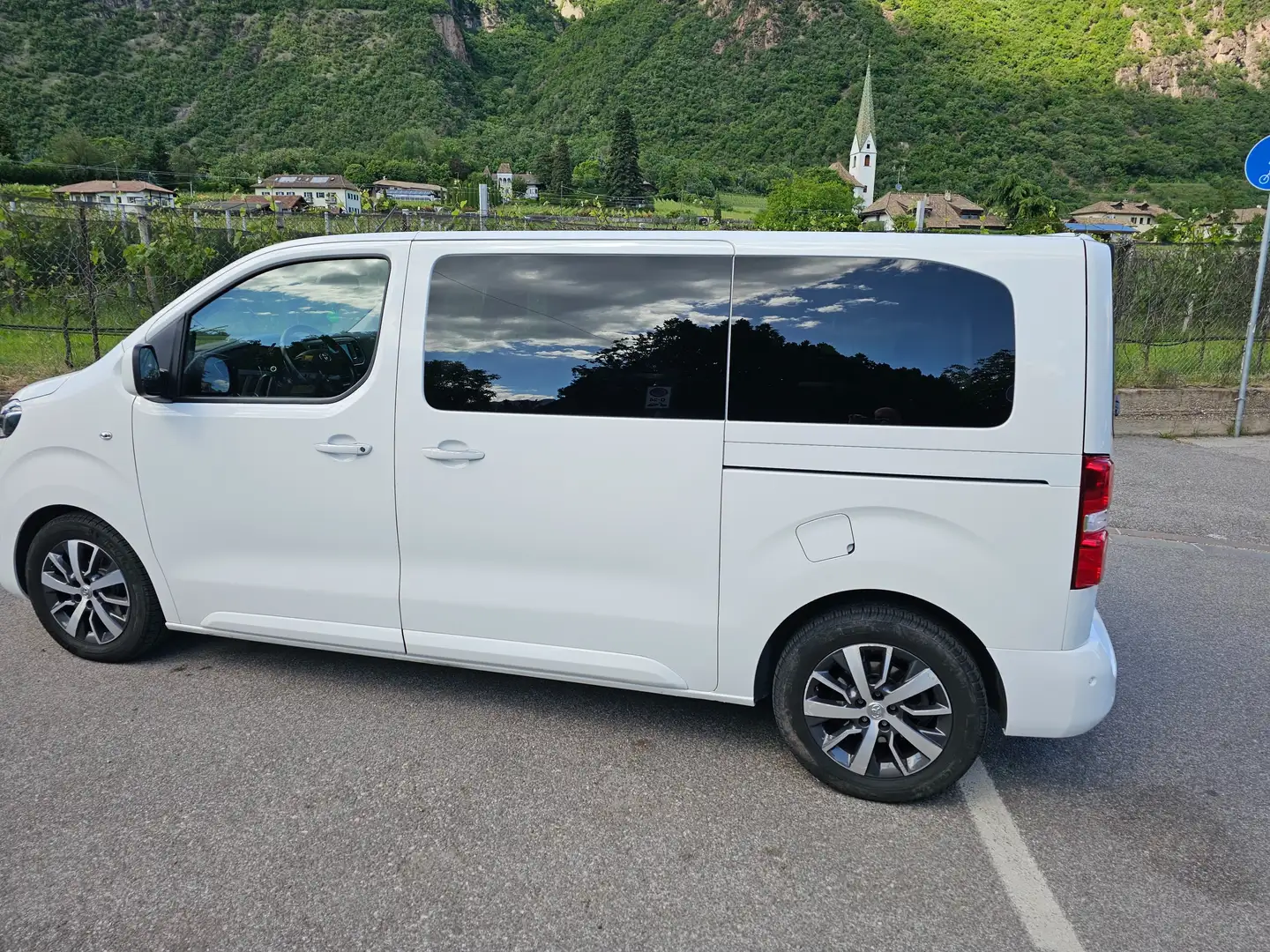 Toyota Proace Luxury medium 2.0D, 177CV, automatico 8 marce S&S White - 1