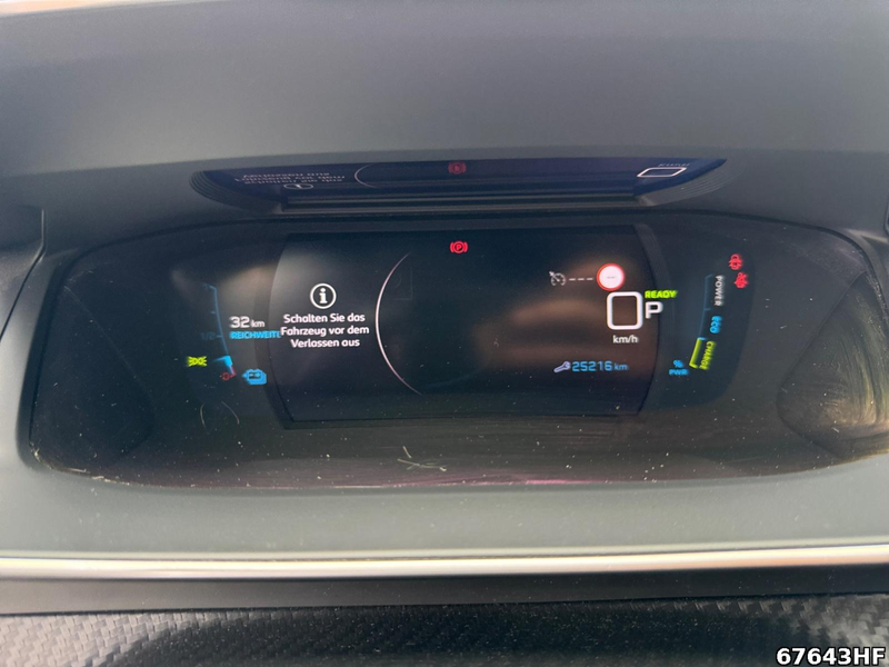 Peugeot e-2008 GT — photo 10