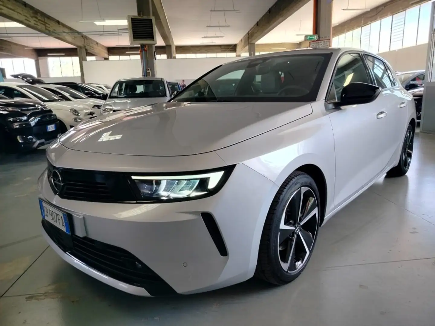 Opel Astra 1.2 Turbo 130 CV AT8 Business Elegance srebrna - 1