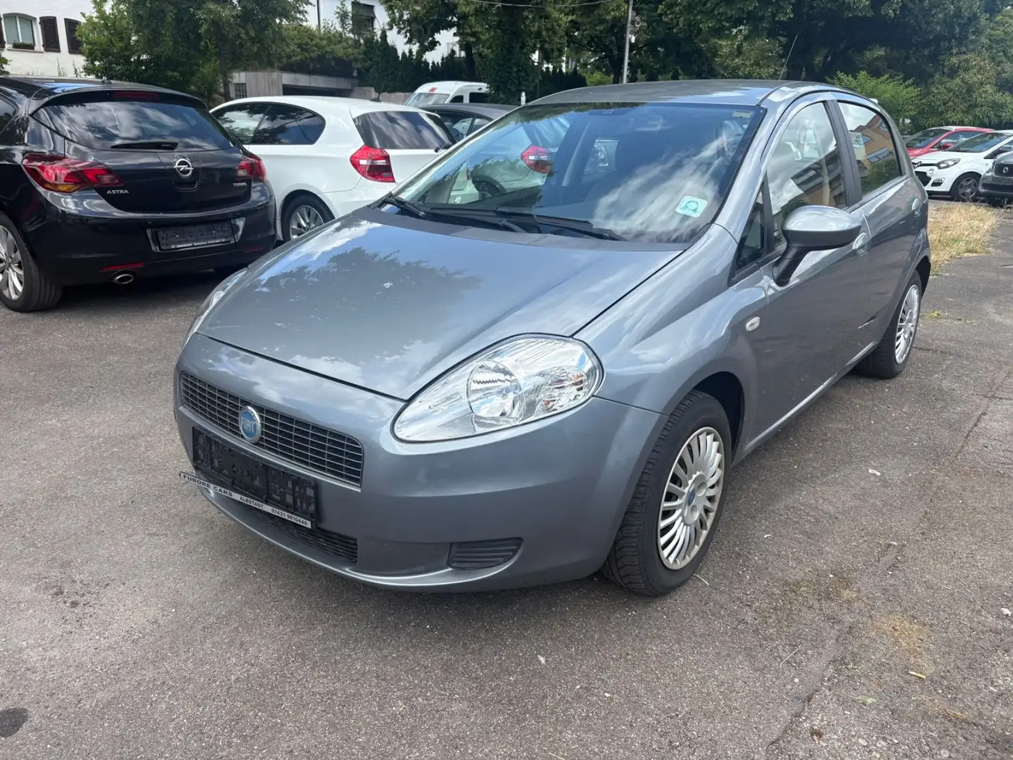 Fiat Grande Punto 1.4 8V Dynamic TÜV 02-2027 KLIMA Grau - 2