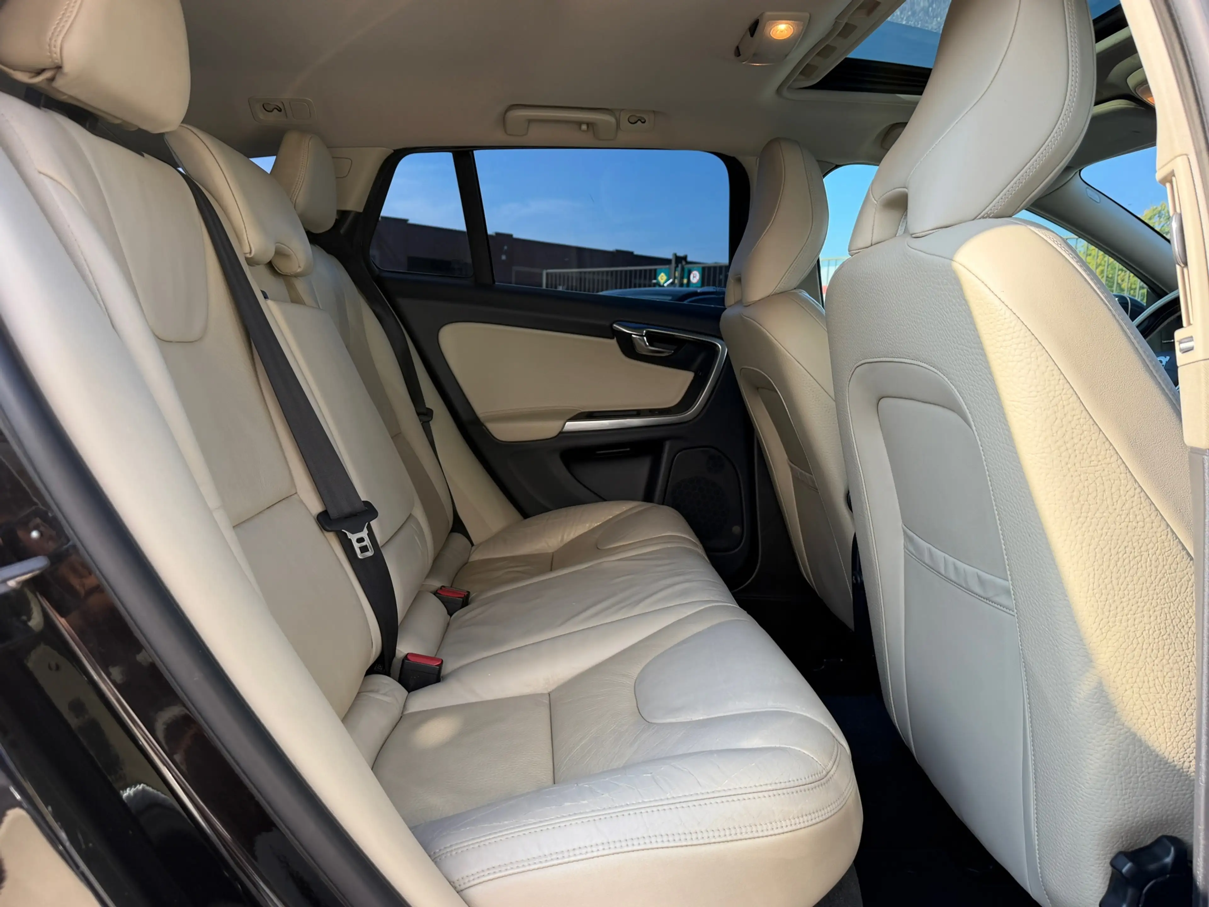 Volvo V60 2.4 D6 AWD Plug-In Hybrid Summum|Pano|Memory|H&K — photo 12
