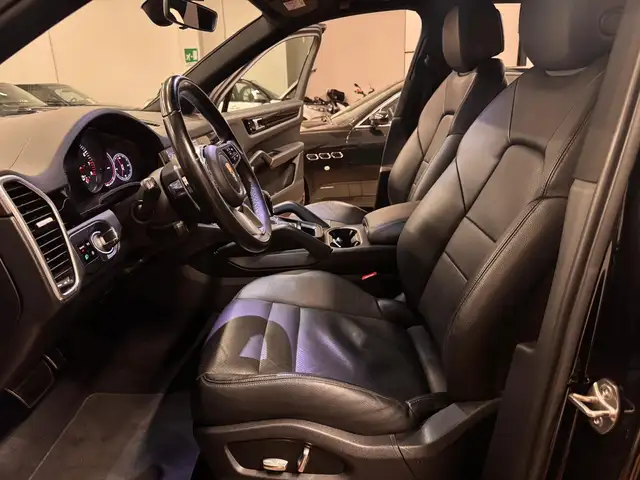 Porsche Cayenne view 8