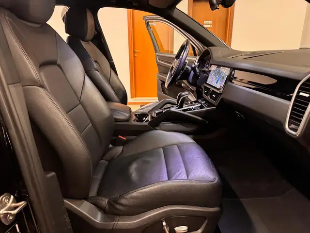 Porsche Cayenne view 11