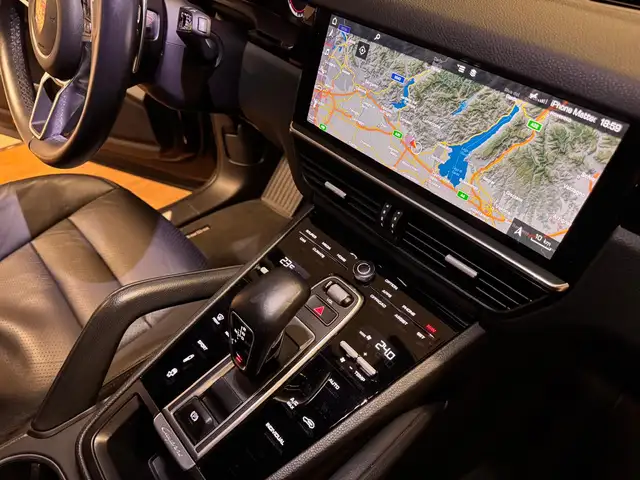 Porsche Cayenne view 13