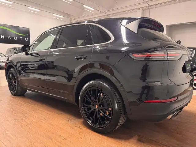 Porsche Cayenne view 3