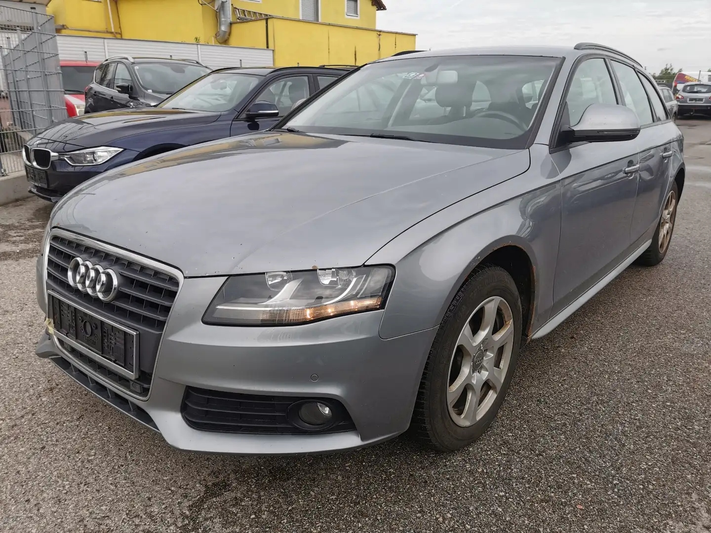 Audi A4 Attraction Grau - 1