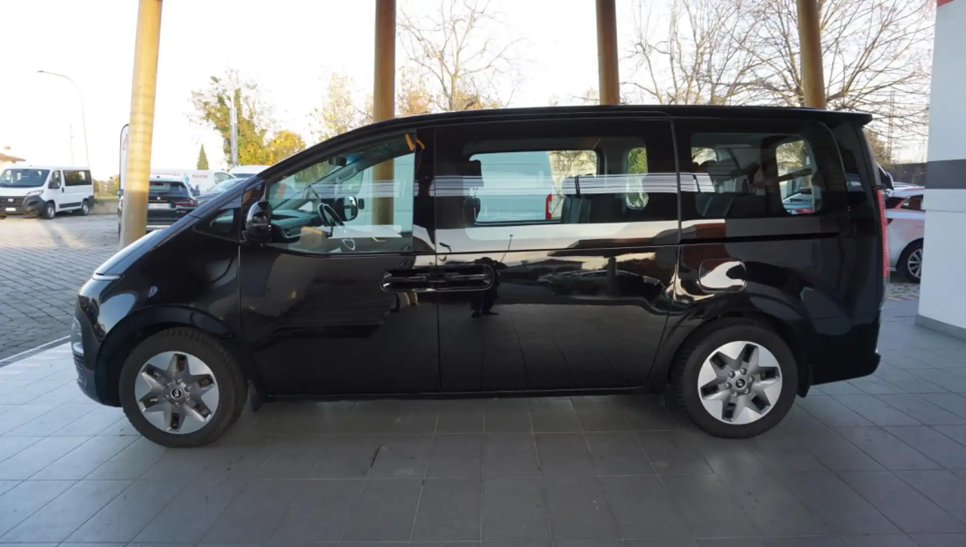 Hyundai STARIA 2.2 MT 2WD 9 posti Wagon Zwart - 2