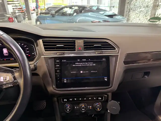 Volkswagen Tiguan view 12