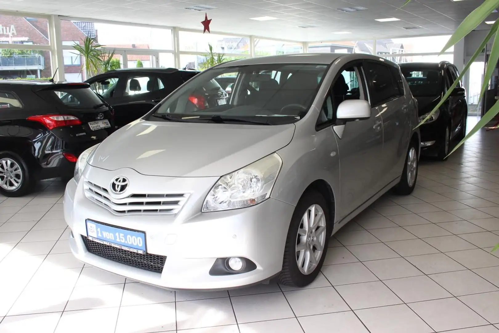 Toyota Verso 1.8 Travel 5-Sitzer Silber - 1