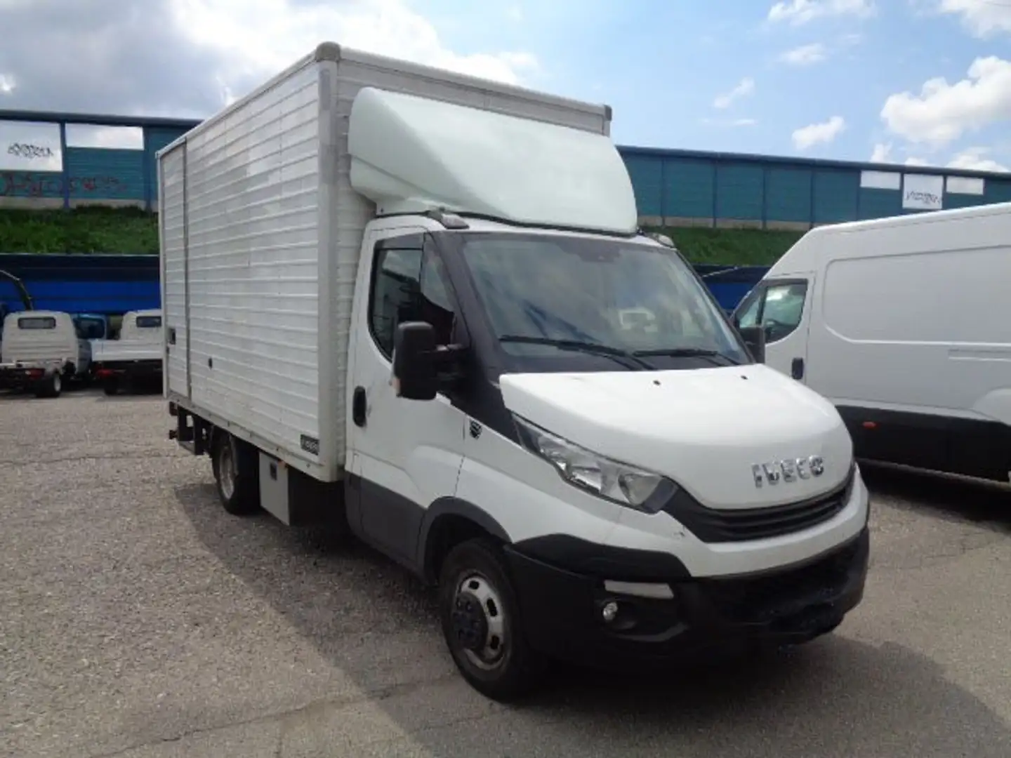 Iveco Daily 35C14 box con sponda Weiß - 2