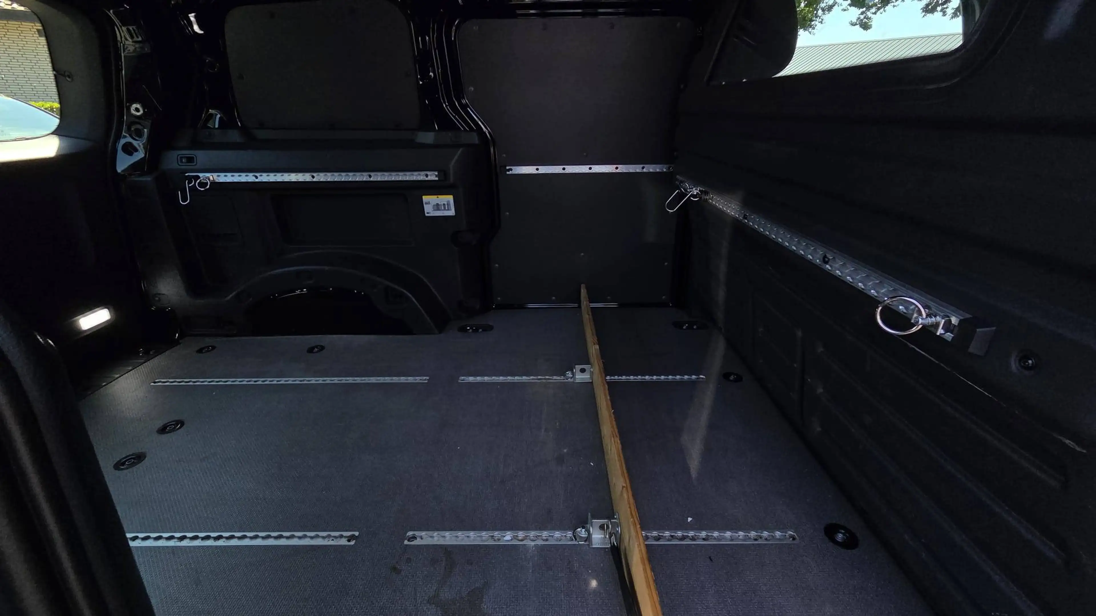 Volkswagen ID. Buzz Cargo 150 kW — photo 10