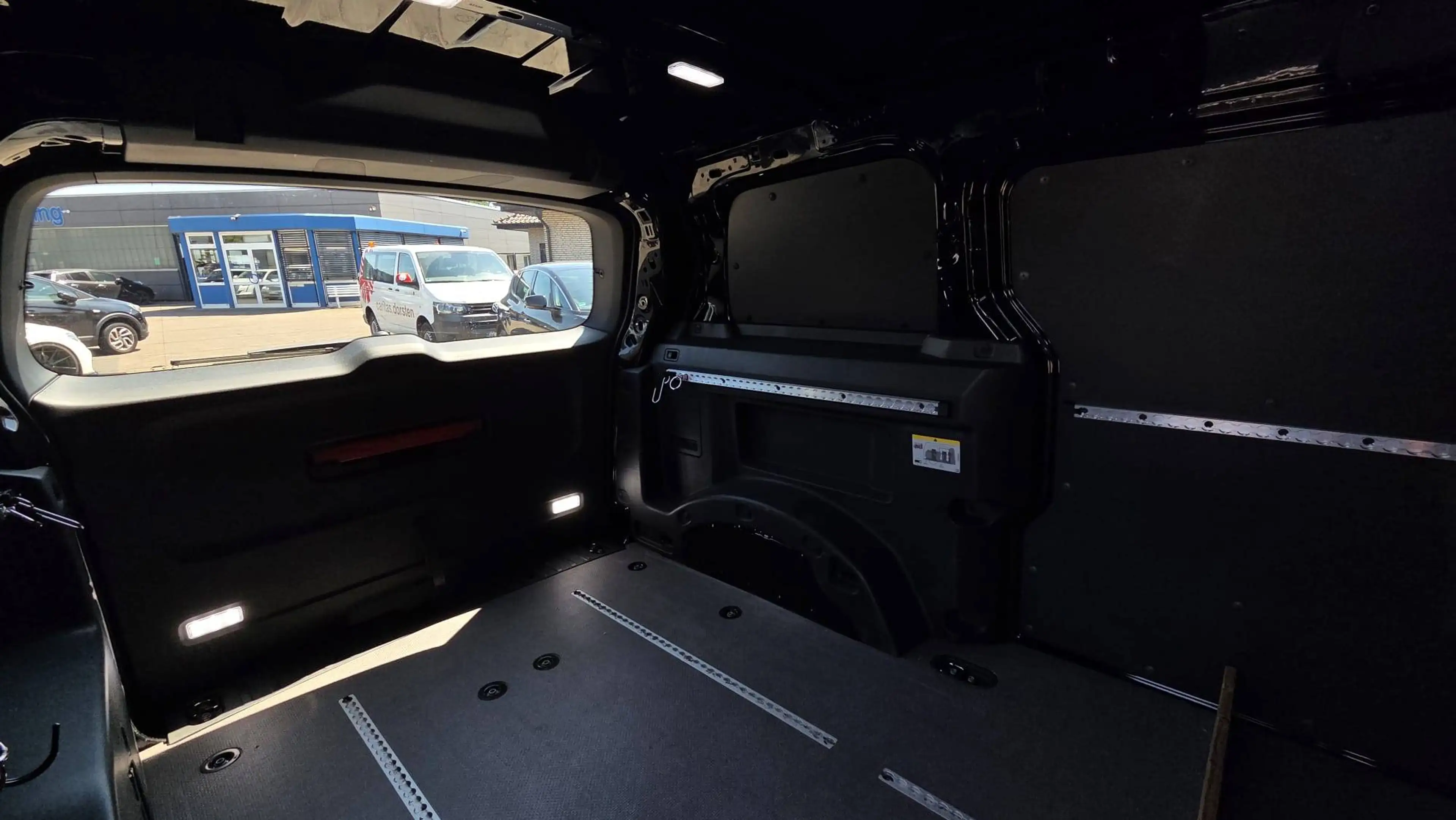 Volkswagen ID. Buzz Cargo 150 kW — photo 8