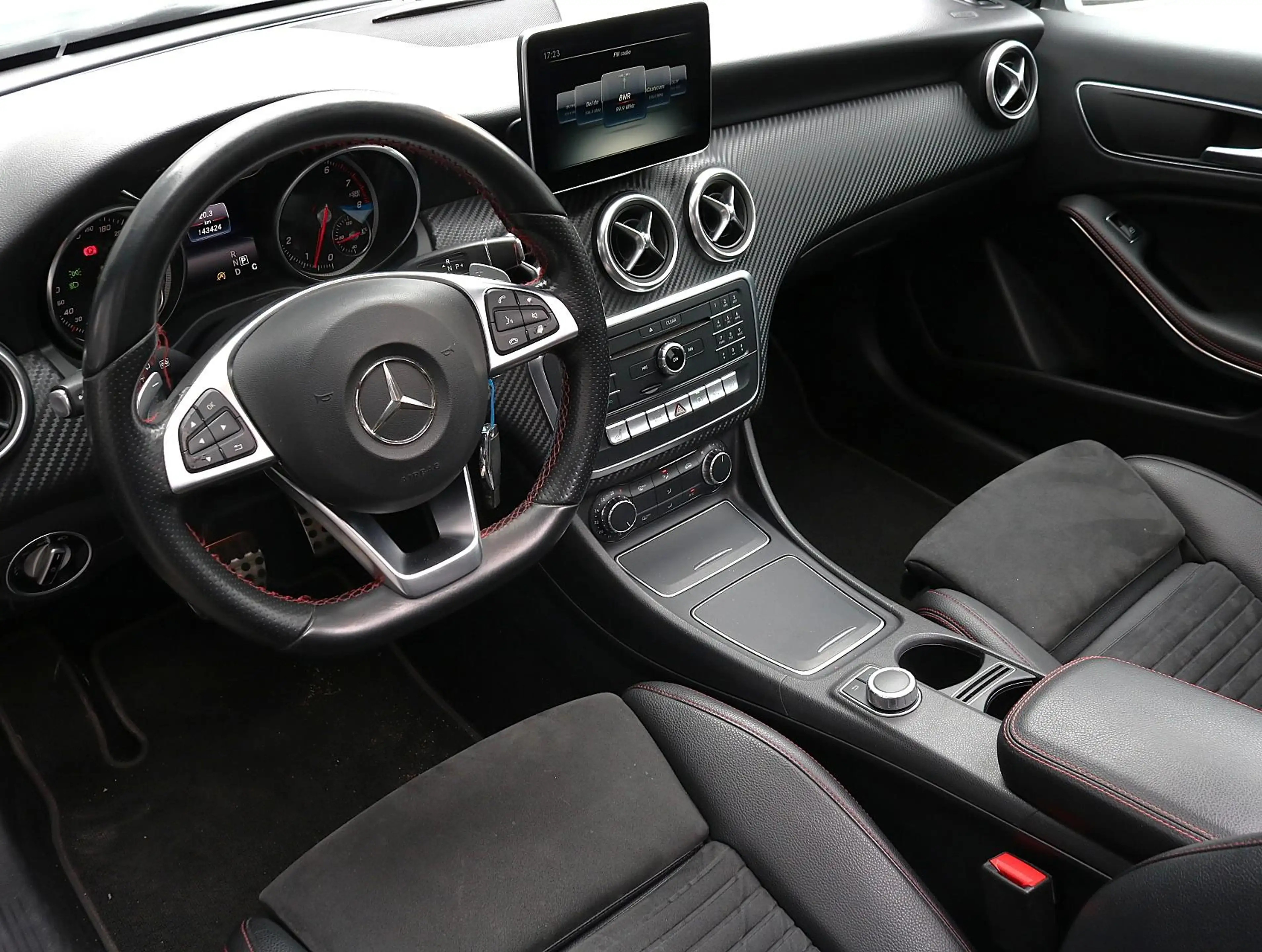 Mercedes-Benz A 180 AMG Line | Panoramadak | Apple Carplay — photo 3