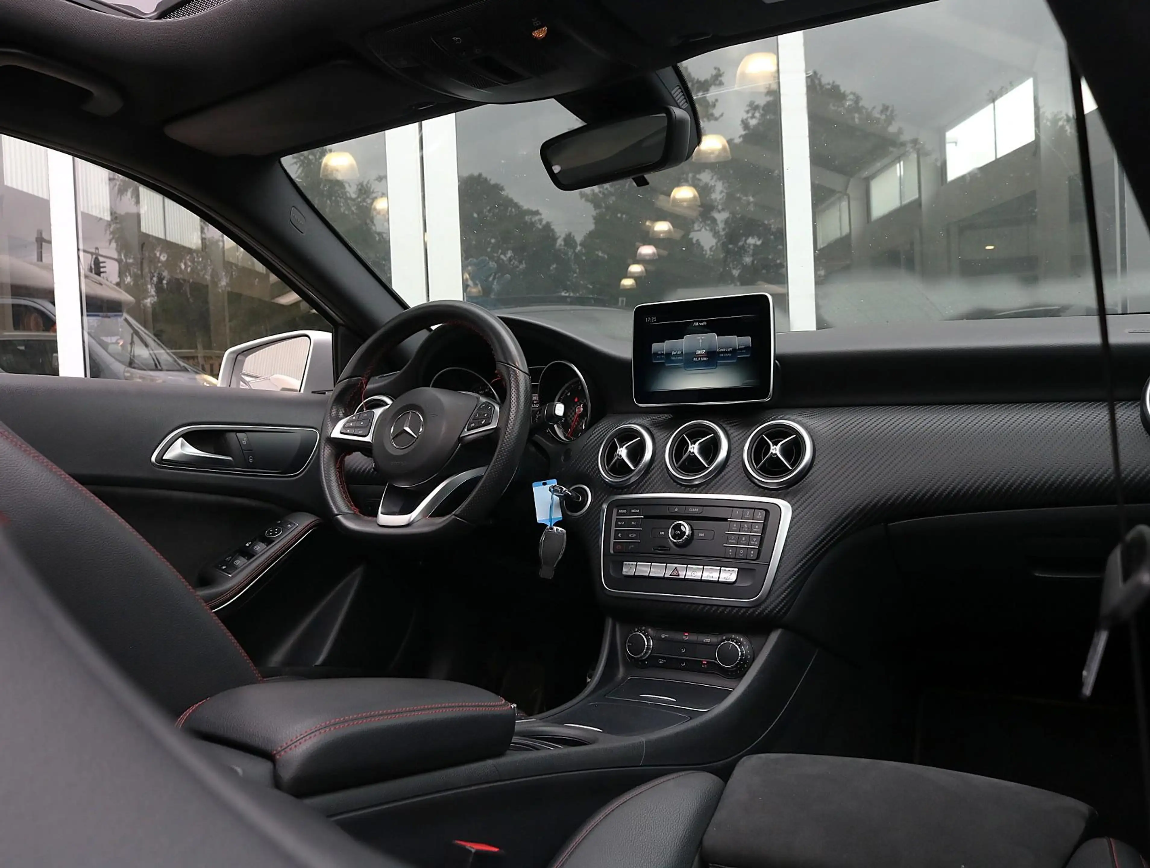 Mercedes-Benz A 180 AMG Line | Panoramadak | Apple Carplay — photo 4