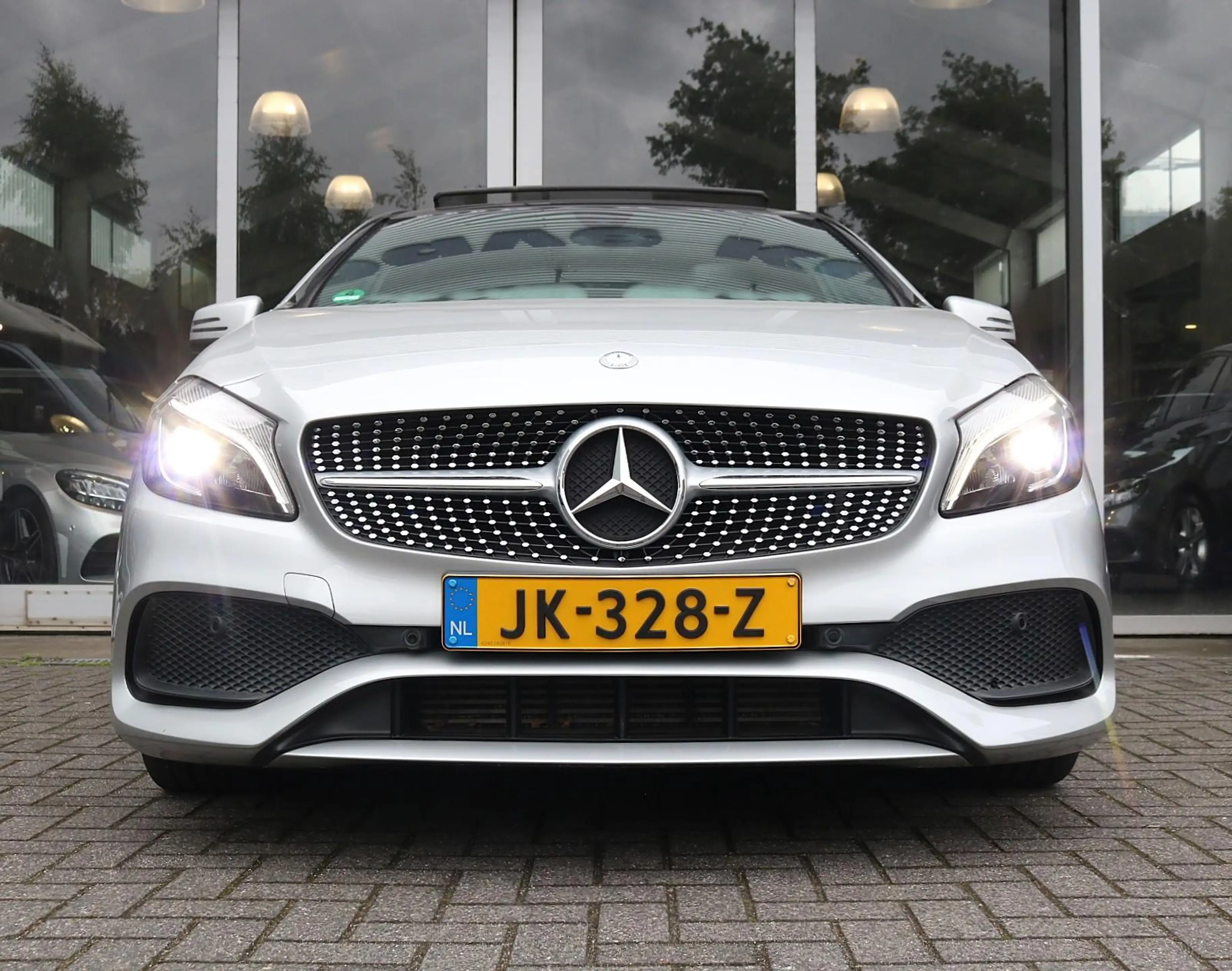 Mercedes-Benz A 180 AMG Line | Panoramadak | Apple Carplay — photo 11