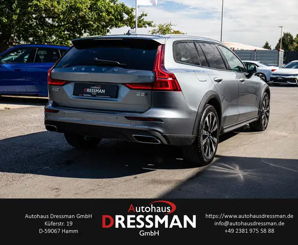 Volvo V60 Cross Country view 4