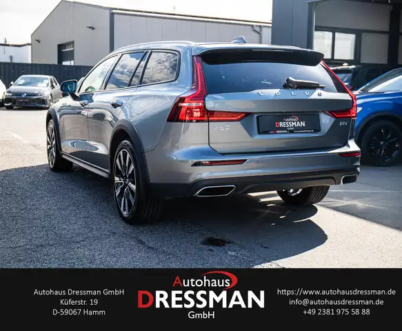 Volvo V60 Cross Country view 6