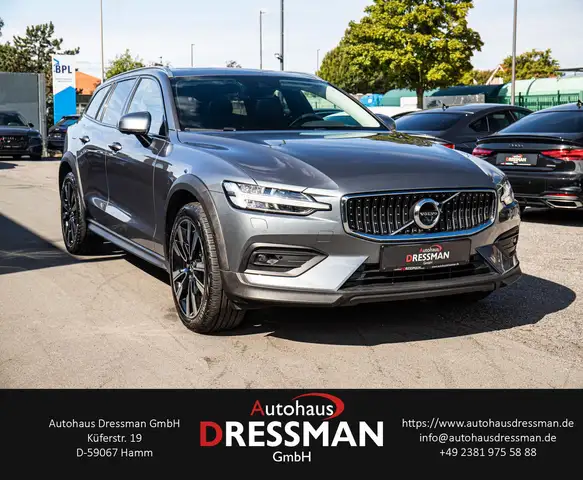 Volvo V60 Cross Country view 3