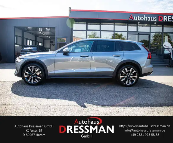 Volvo V60 Cross Country view 7