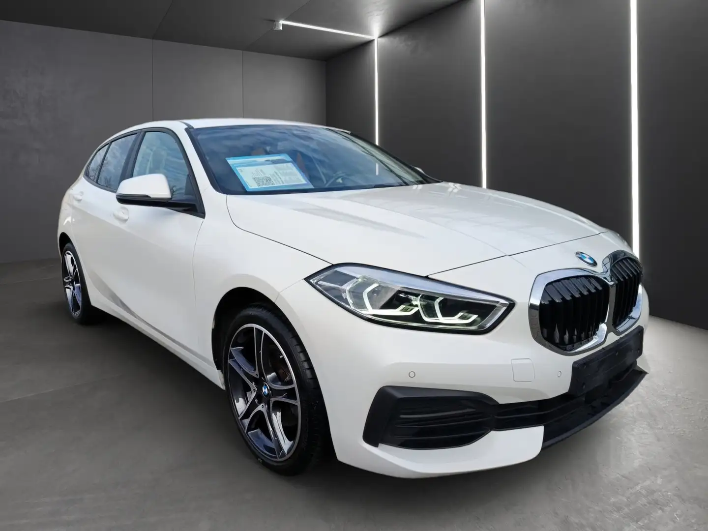 BMW 118 i Advantage+LIVE COCKPIT PRO+EL HECKLAPPE Blanc - 2