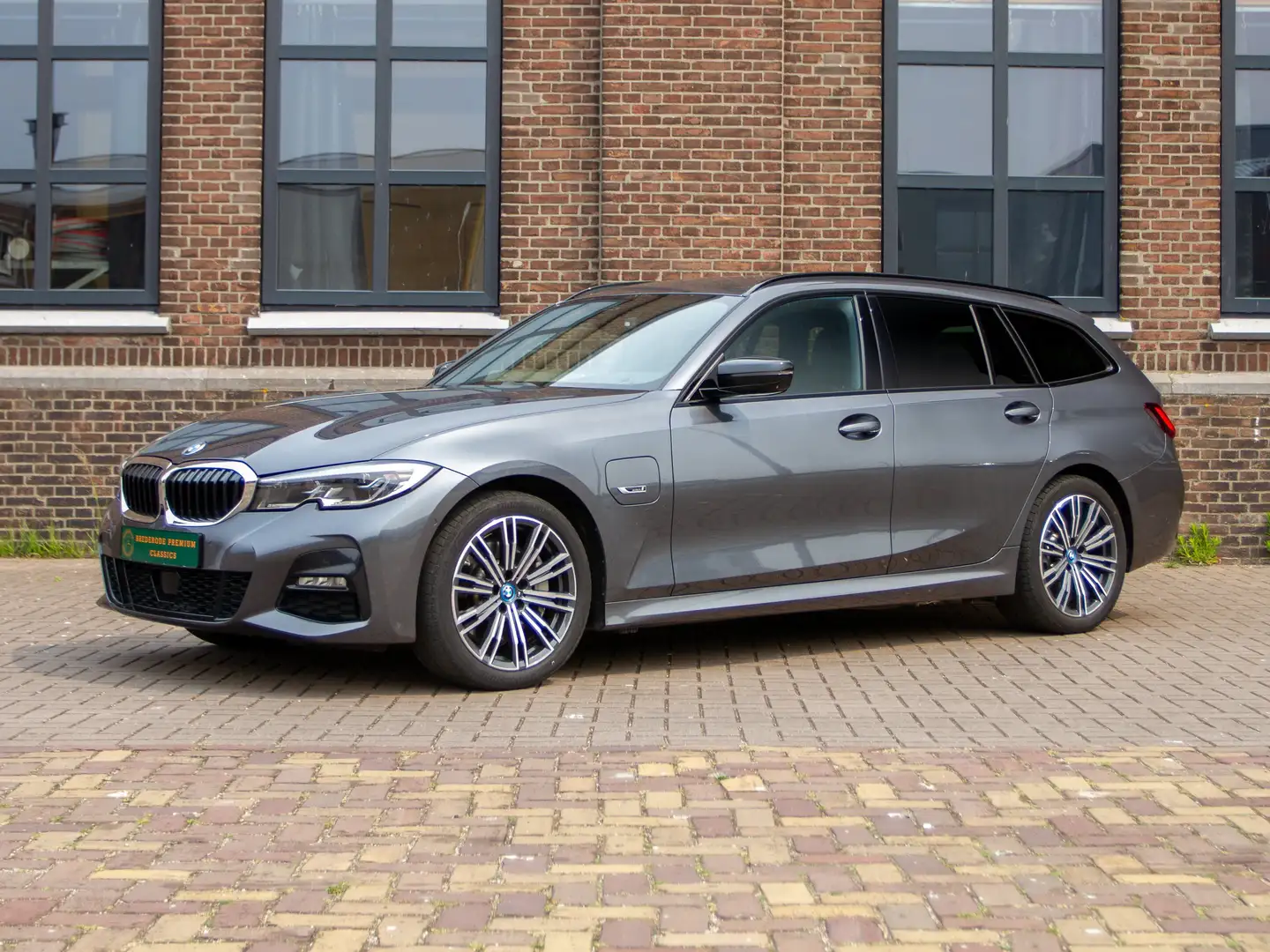 BMW 330 330e Touring | M-Sport Grijs - 2