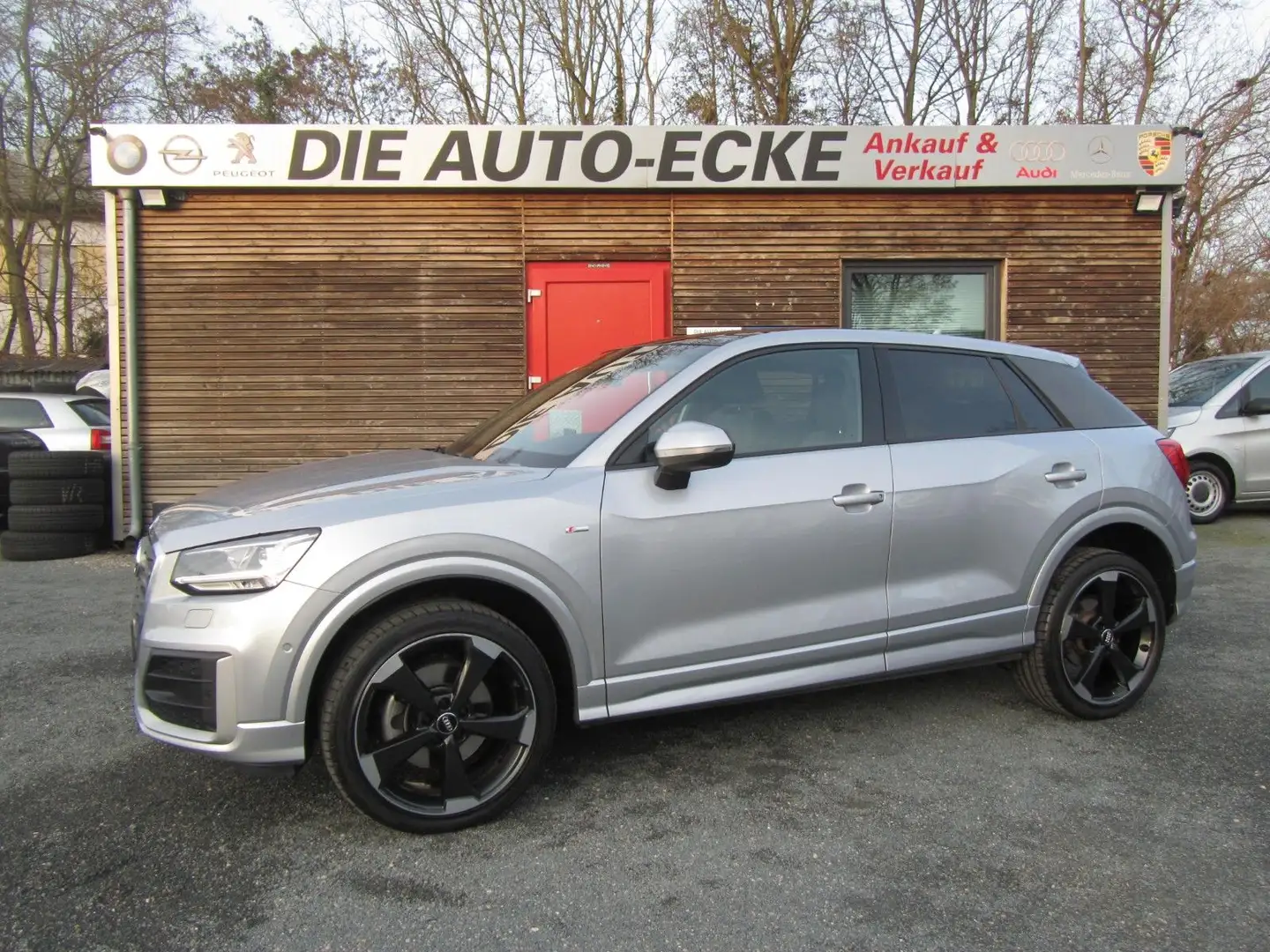 Audi Q2 / 2.0 TDI quattro sport / S line / Pano / B&O Silber - 1