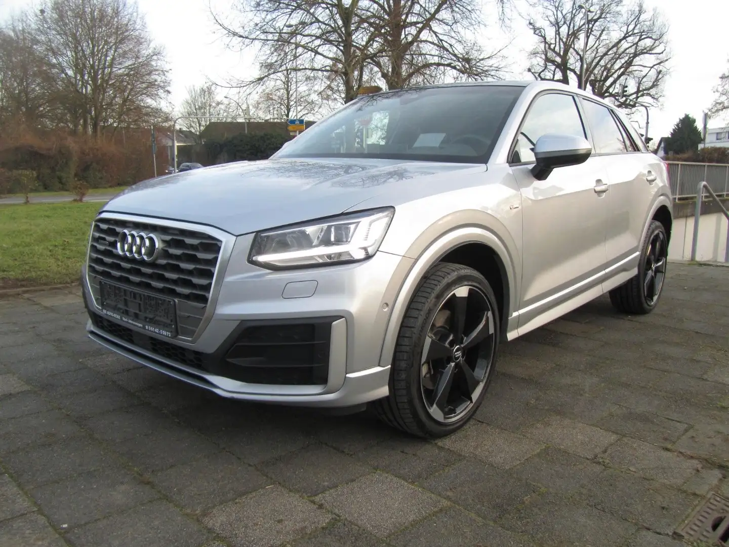 Audi Q2 / 2.0 TDI quattro sport / S line / Pano / B&O Silber - 2