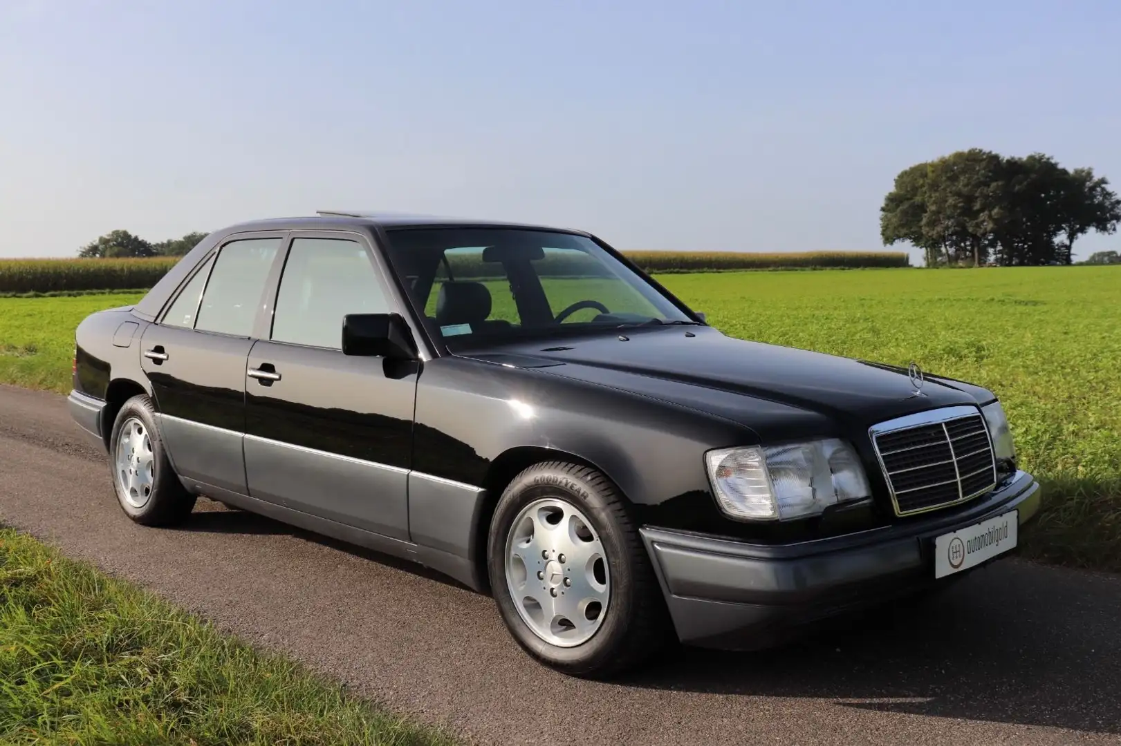 Mercedes-Benz E 420 V8, W124, Oldtimer, Traumzustand, VOLL! Noir - 1