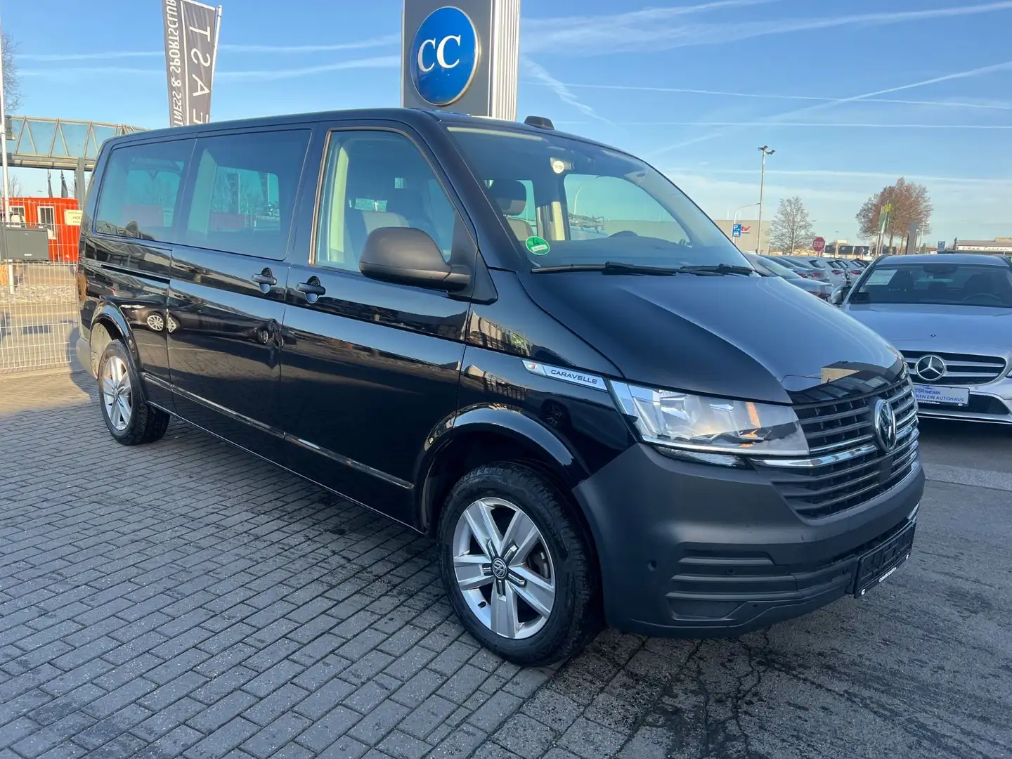 Volkswagen T6 Transporter 2.0 TDI Caravelle lang AHK+Navi+KAM+ACC+Spur Schwarz - 1