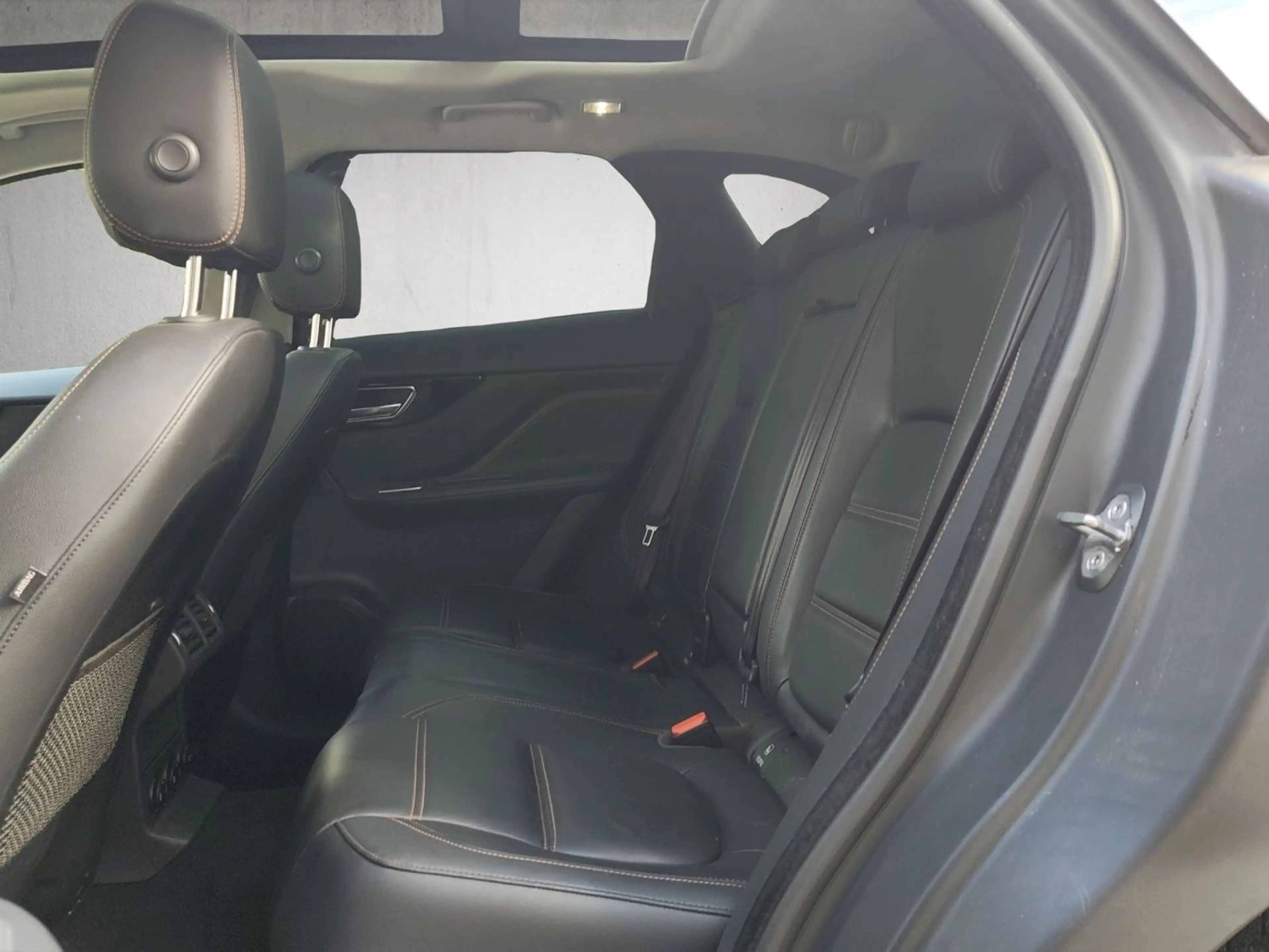 Jaguar F-Pace 3.0d Prestige AWD*Allrad*Navi*Leder*AHK*Pano*Kamer — photo 11