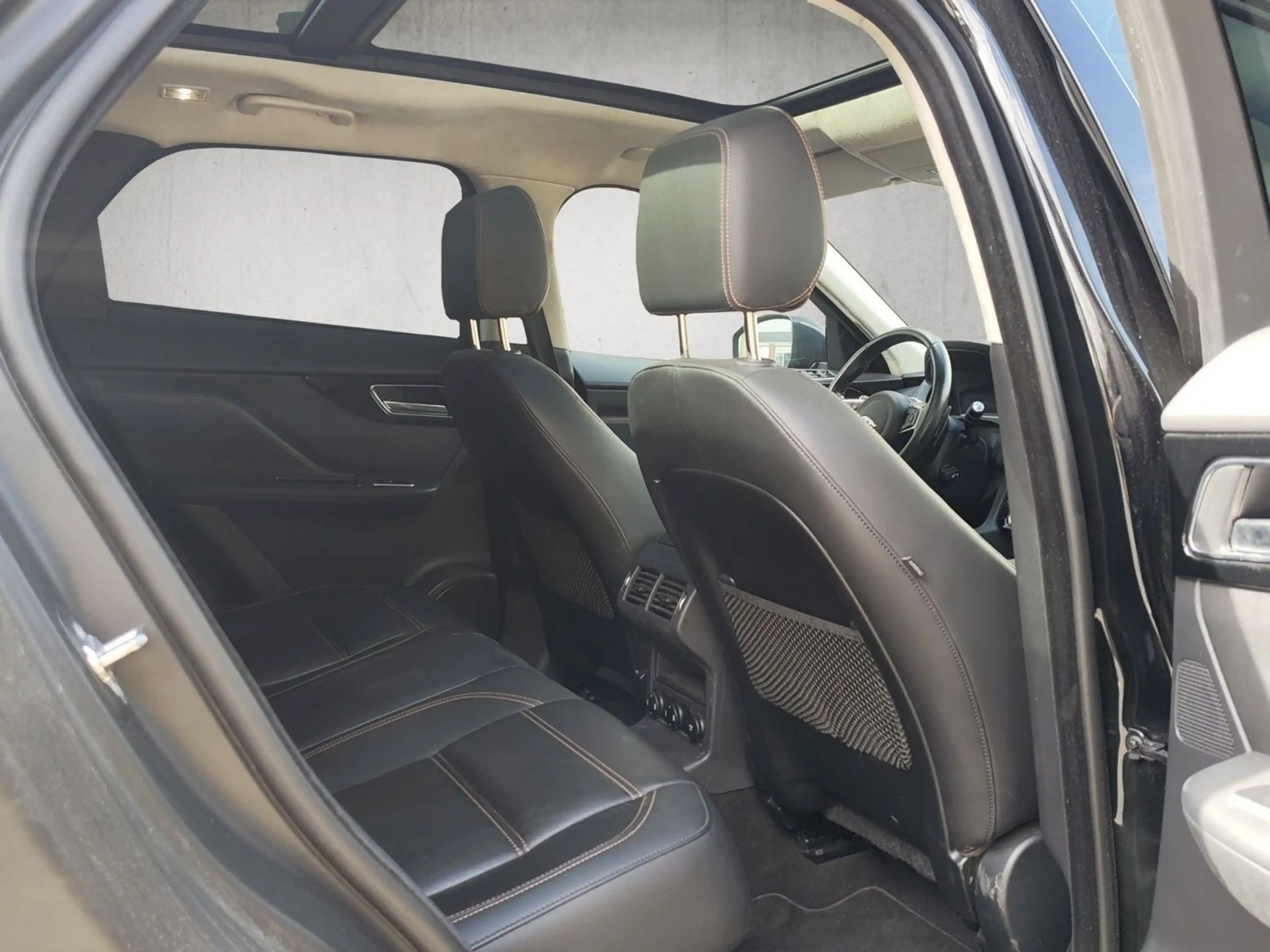 Jaguar F-Pace 3.0d Prestige AWD*Allrad*Navi*Leder*AHK*Pano*Kamer — photo 13