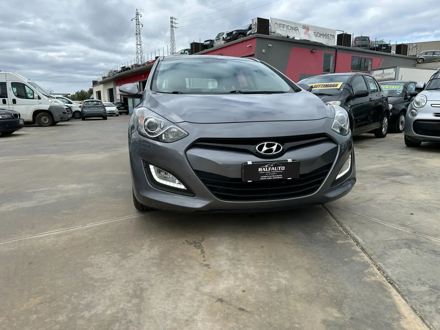Hyundai i30 Wagon 1.6 CRDi Comfort Grau - 1