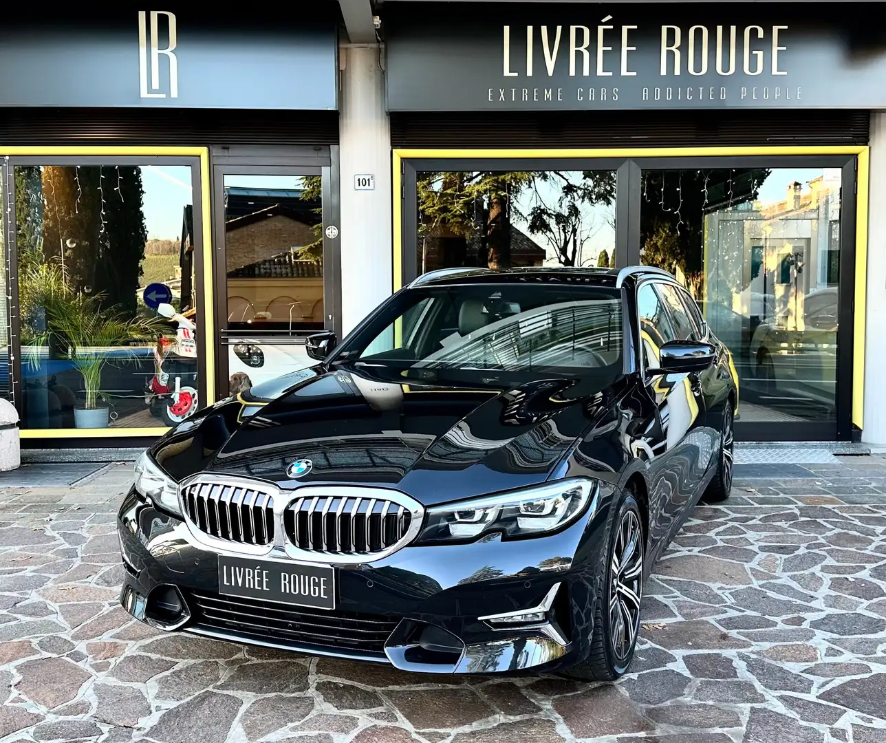 BMW 320 320d Touring Luxury auto Zwart - 1