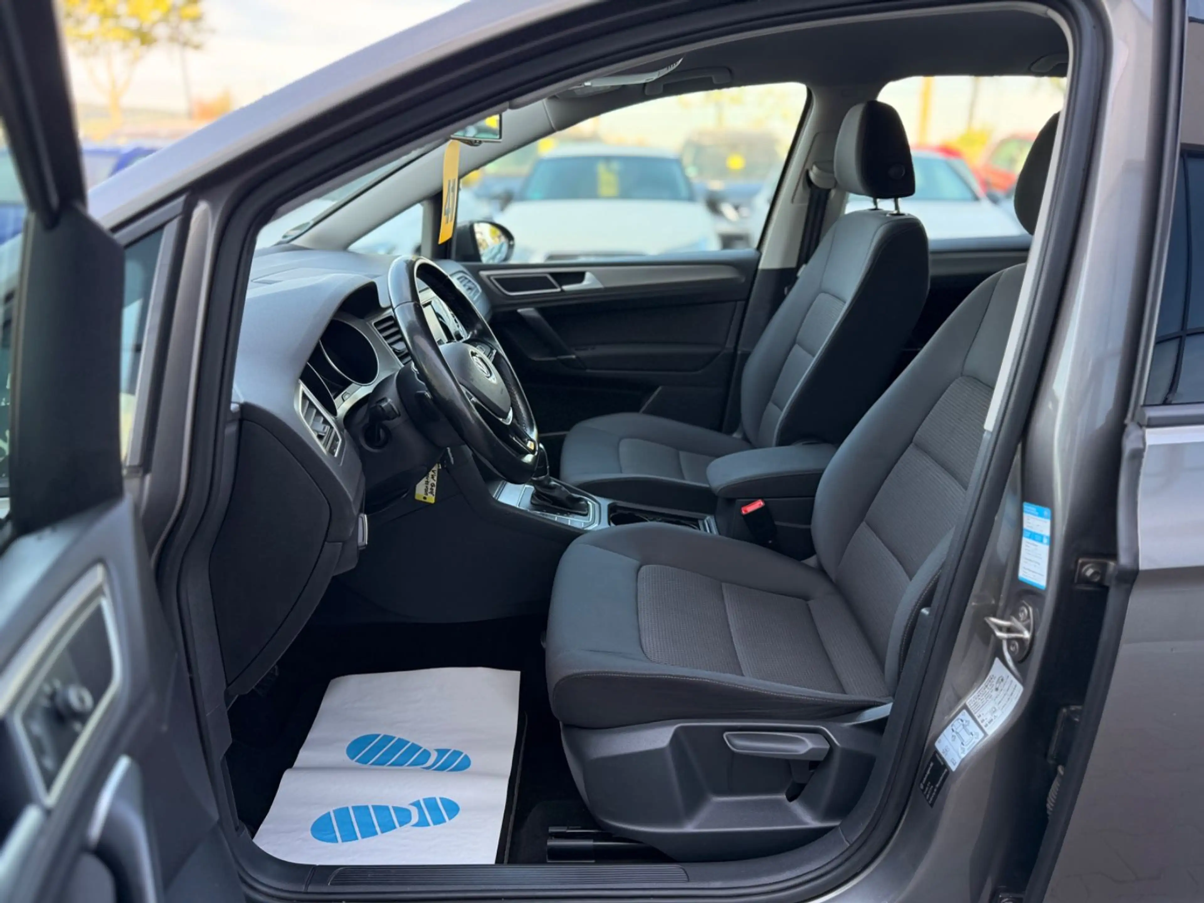 Volkswagen Golf Sportsvan VII 1.6 TDI DSG Navi AHK Xenon — photo 9