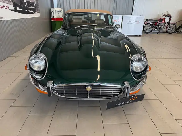 Jaguar E-Type view 5