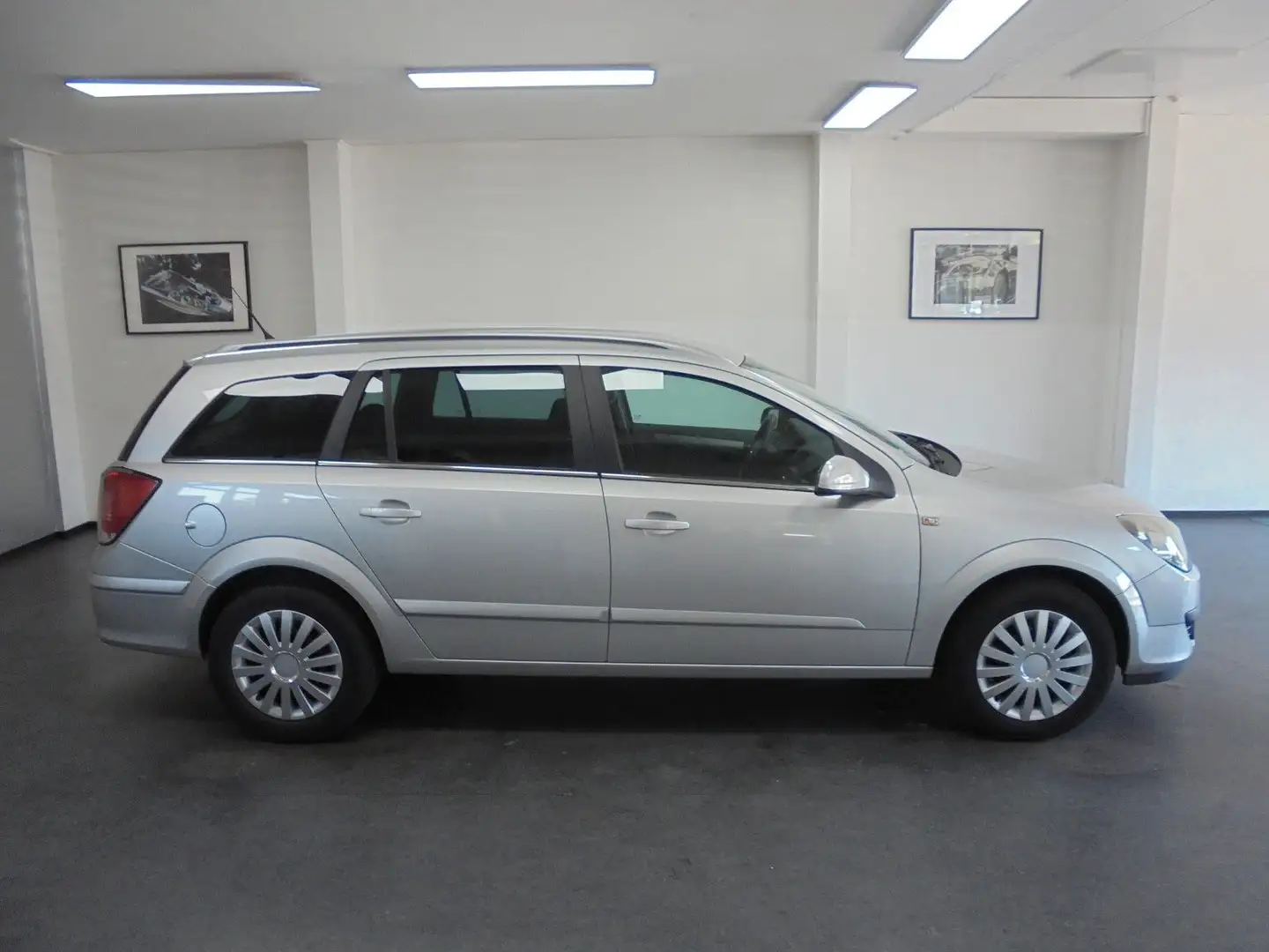 Opel Astra Caravan 1.6 Edition Aut TÜV 03/2027 Silber - 1