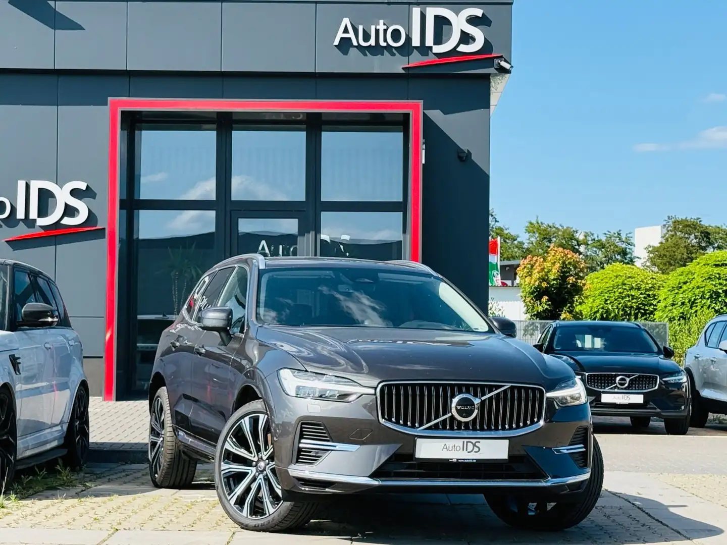 Volvo XC60 Inscription Recharge Plug-In Hybrid AWD Grijs - 1