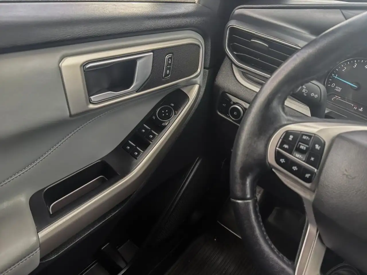 Ford Explorer photo Ford Explorer